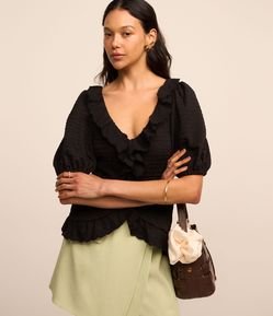 Blusa em Tecido Texturizado com Manga Bufante e Babados