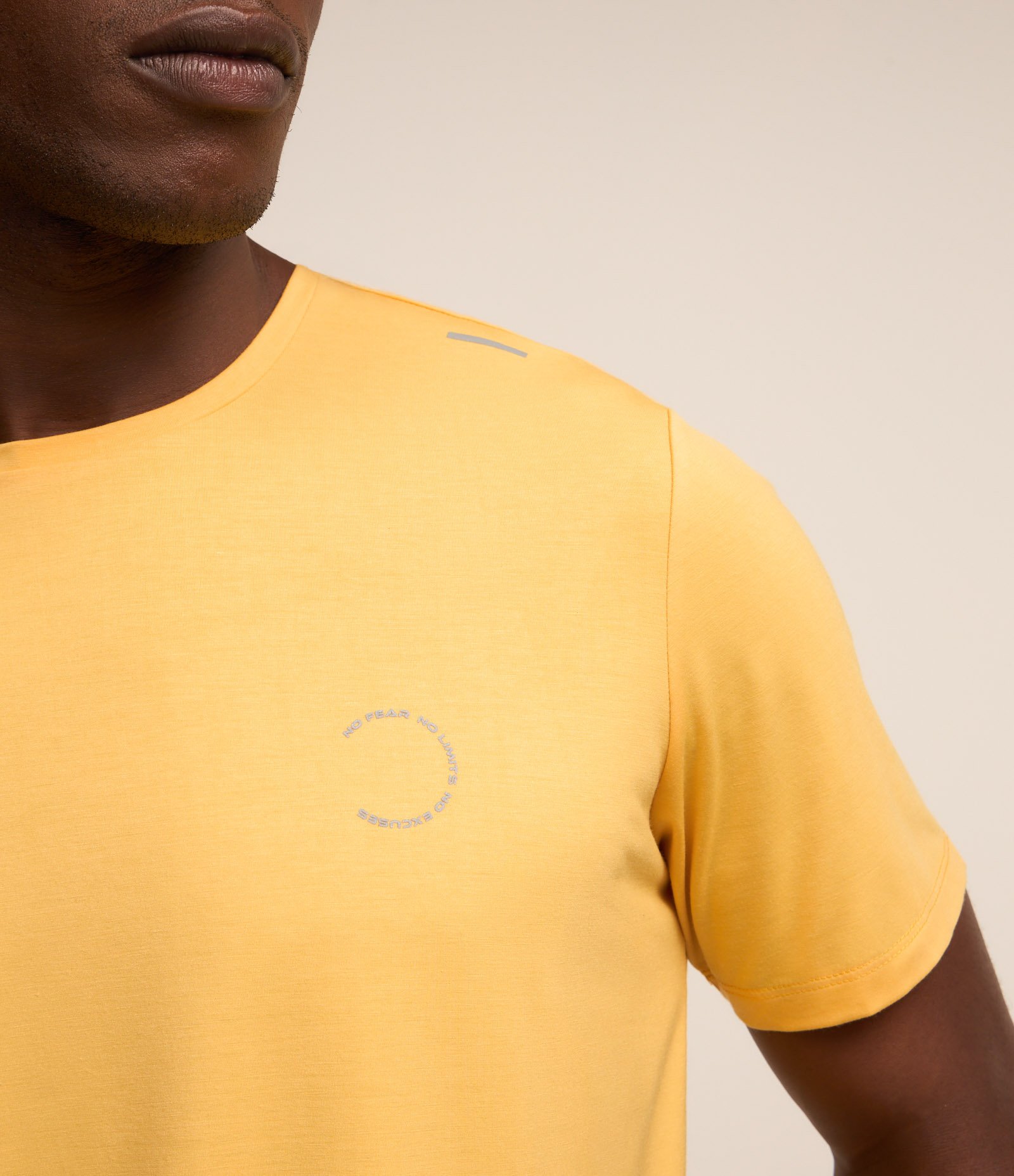 Camiseta Esportiva em Tecnologia Dry com Estampa Lettering Amarelo 4