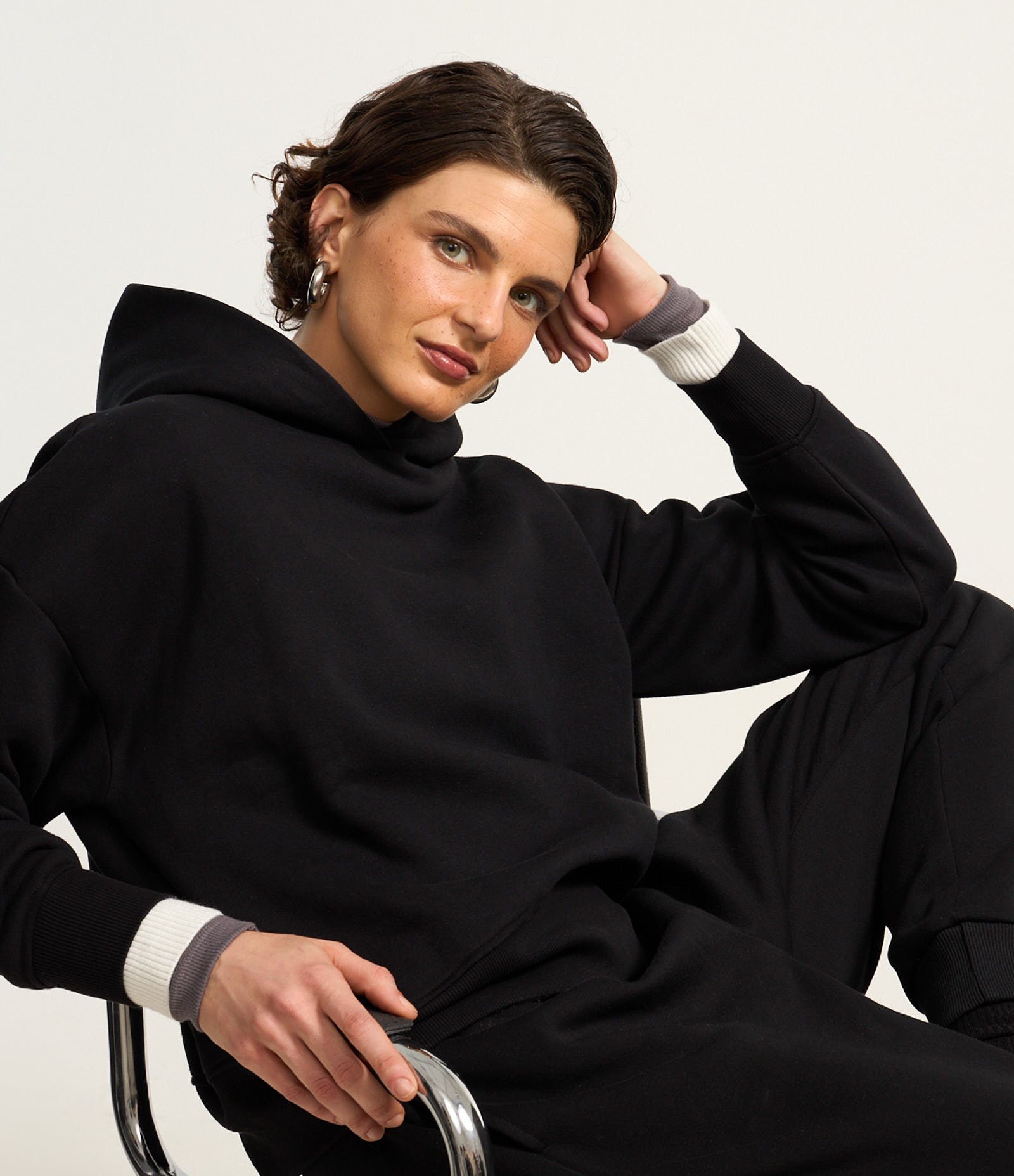 Casaco Fechado Básico em Moletom com Forro Fleece Preto 1