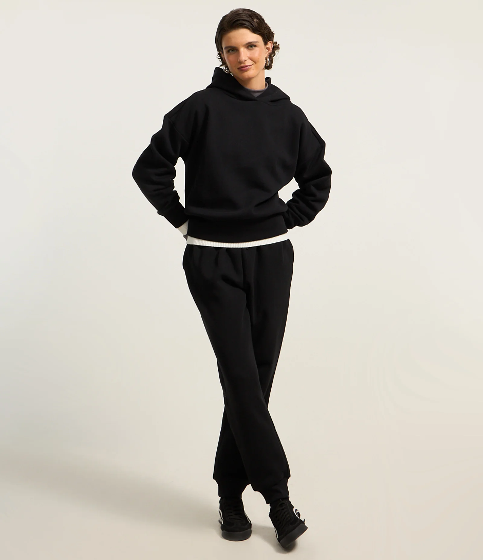 Casaco Fechado Básico em Moletom com Forro Fleece Preto 2