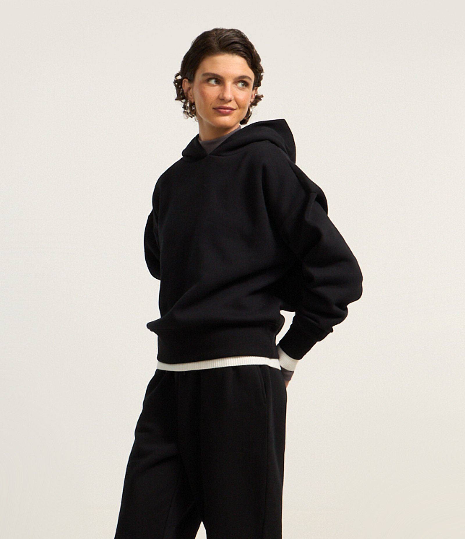 Casaco Fechado Básico em Moletom com Forro Fleece Preto 3