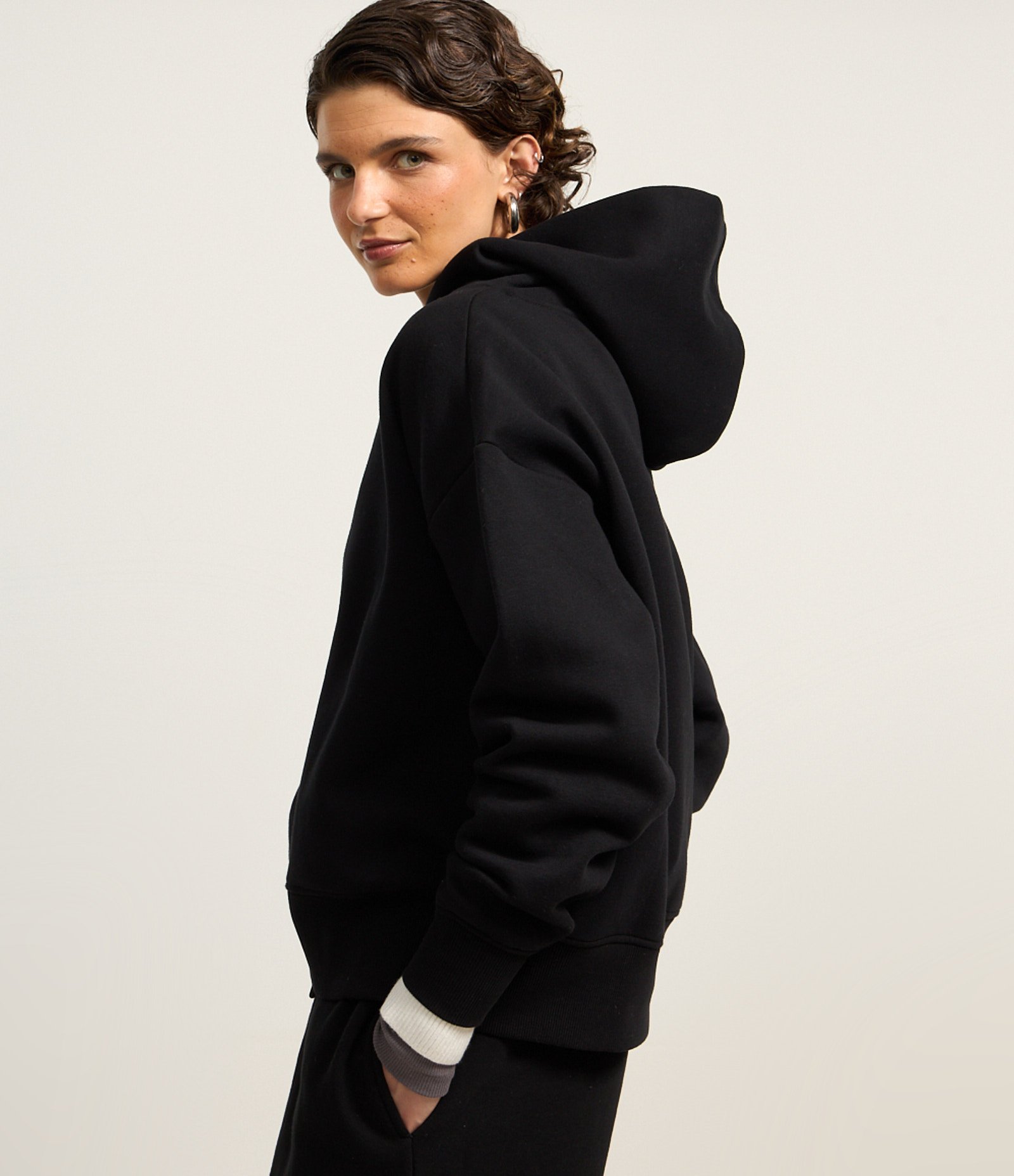 Casaco Fechado Básico em Moletom com Forro Fleece Preto 4