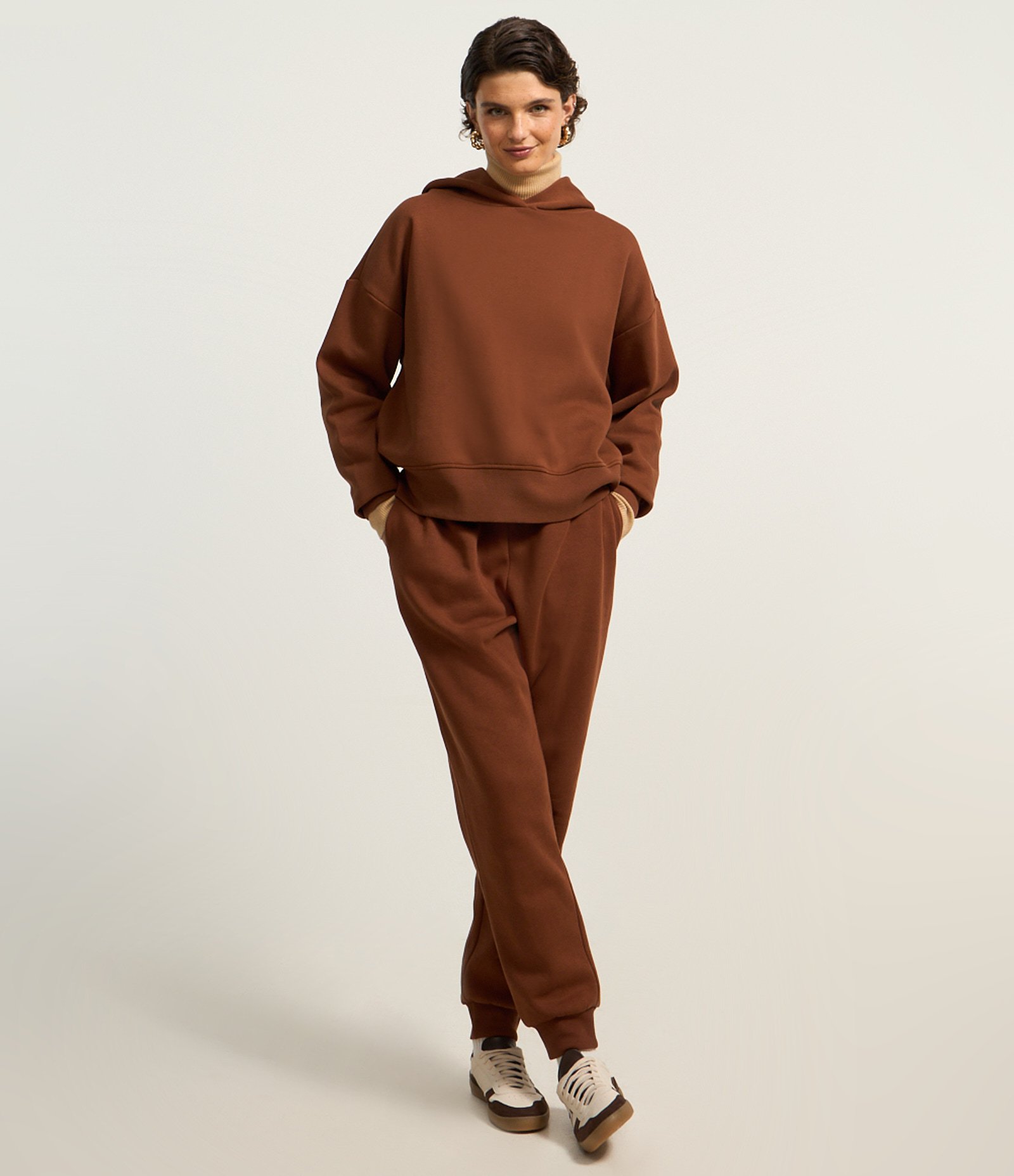 Casaco Fechado Básico em Moletom com Forro Fleece Marrom 2