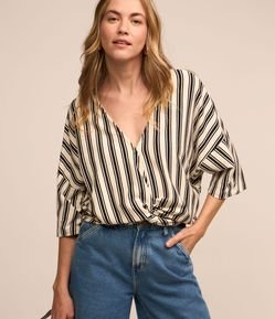Blusa em Malha de Algodão com Detalhe Torcido na Barra e Estampa Listras