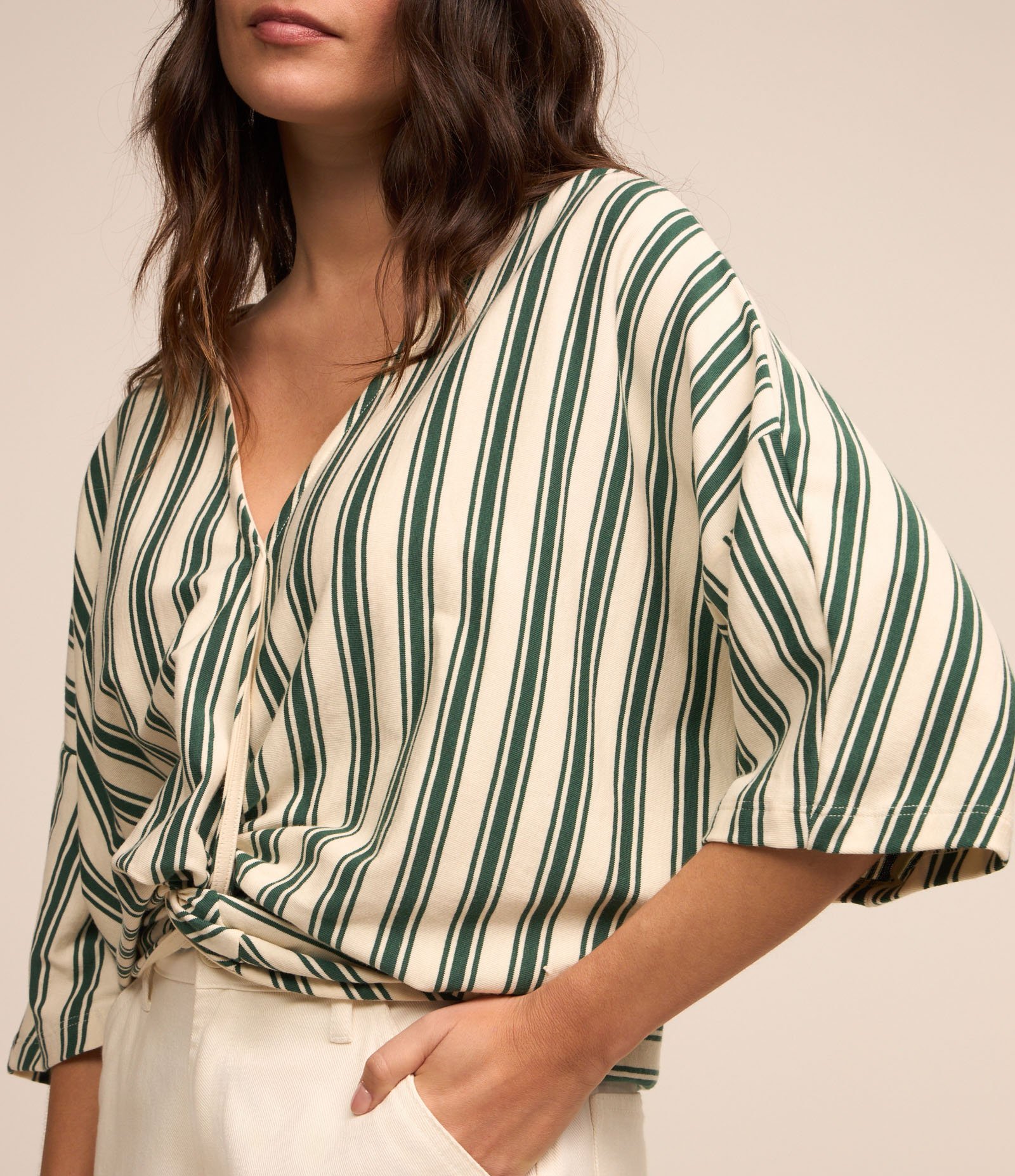 Blusa em Malha de Algodão com Detalhe Torcido na Barra e Estampa Listras Verde/ Branco 4