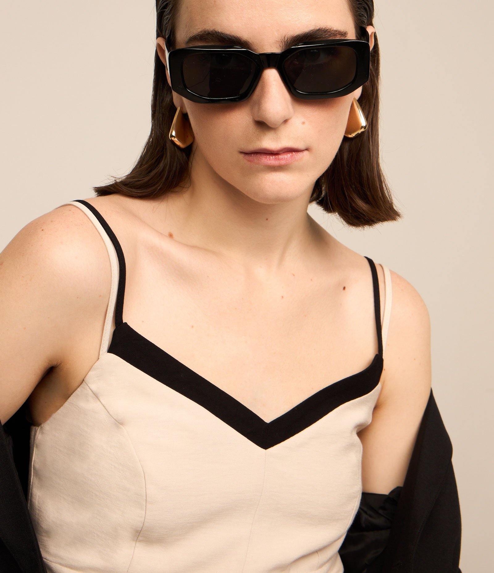 Blusa de Alcinha Alfaiatada com Detalhe Contrastante Off White/ Preto 3