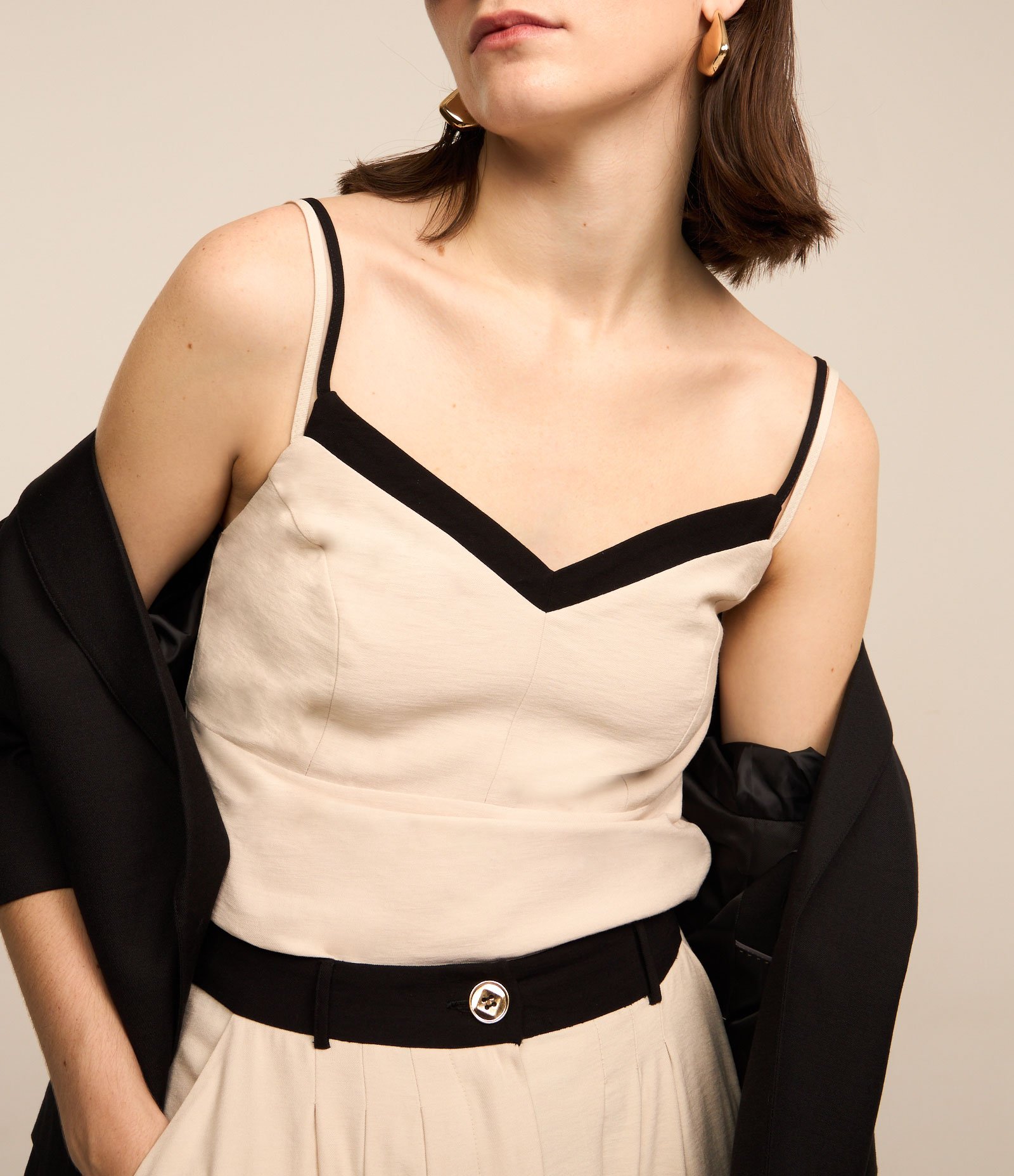 Blusa de Alcinha Alfaiatada com Detalhe Contrastante Off White/ Preto 4