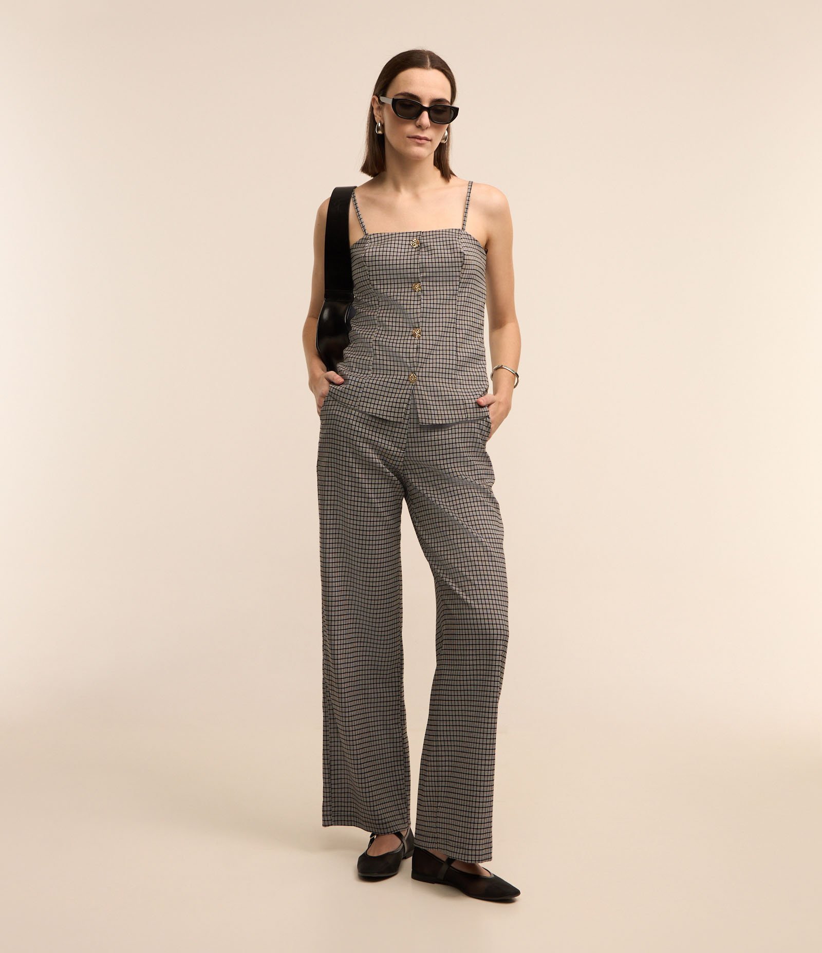 Blusa de Alcinha Alfaiatada com Abotoamento Frontal e Estampa Xadrez Cinza Escuro 2