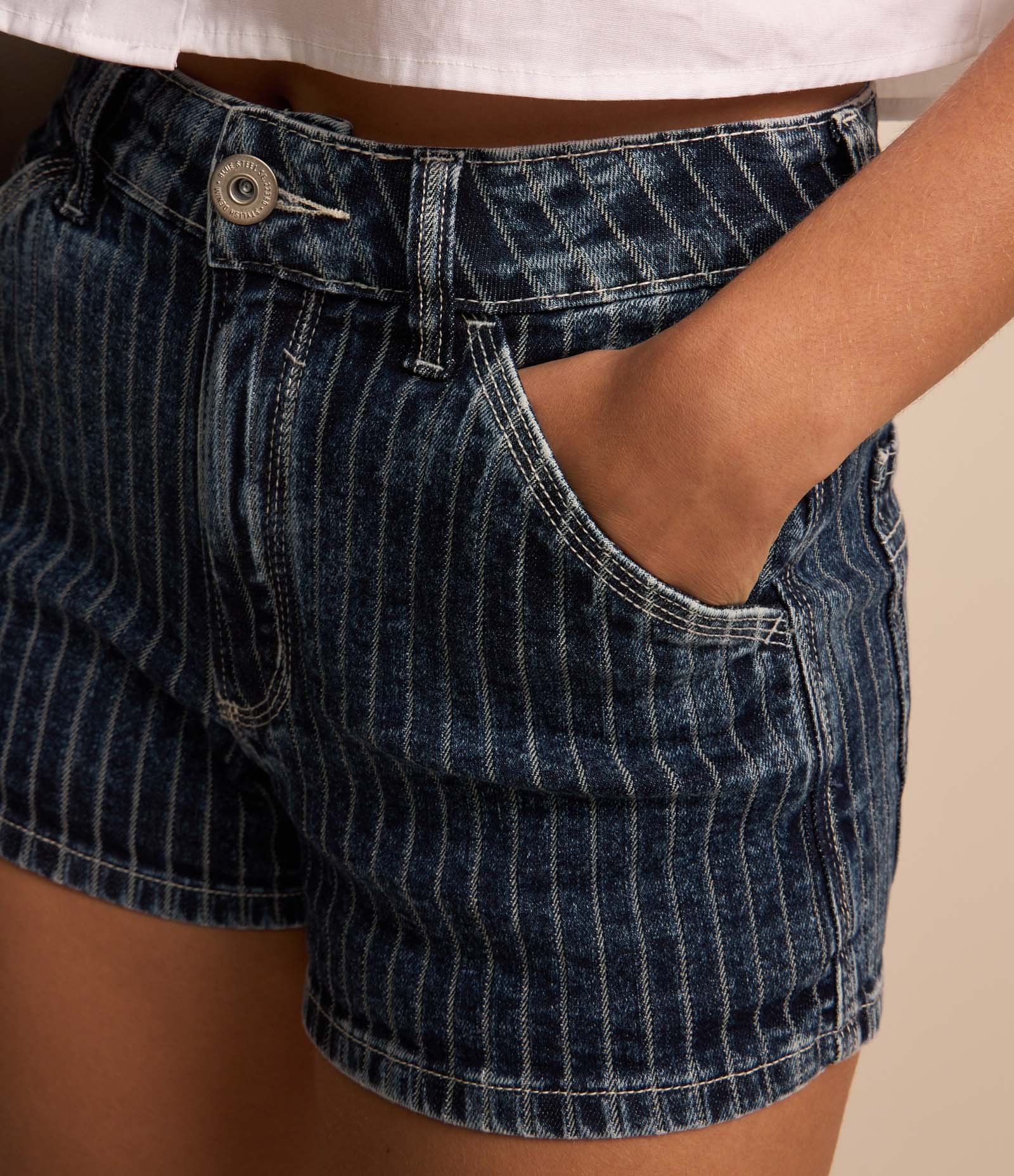 Short Cintura Alta em Jeans Listrado com Fio Tinto Azul 4