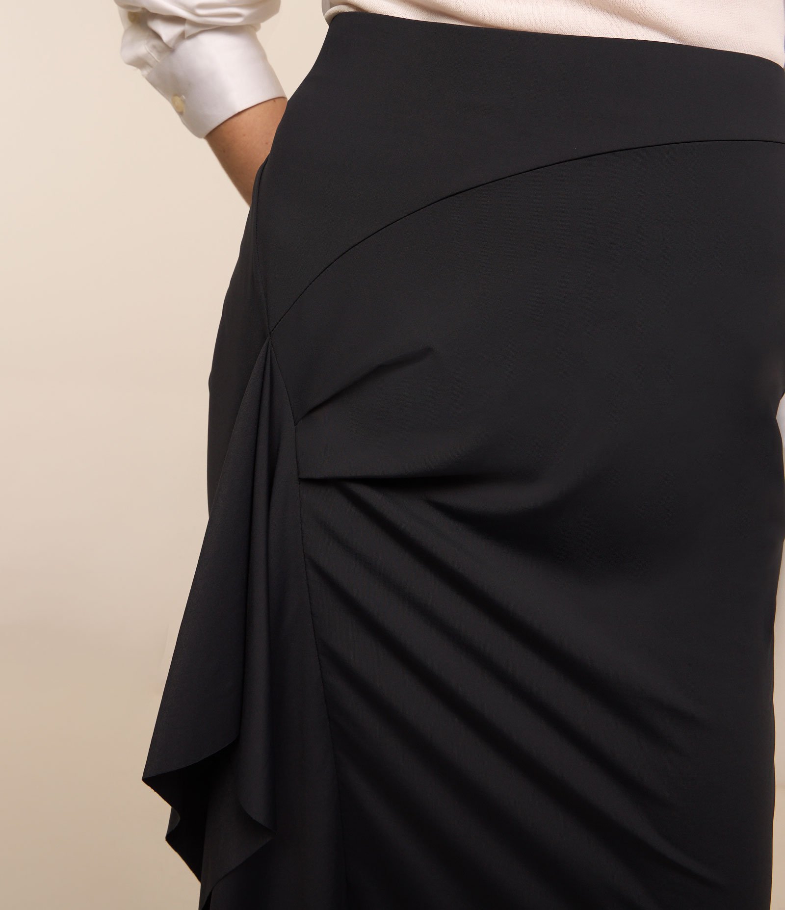 Saia Midi em Poliamida com Detalhe Drapeado e Pontas Preto 4