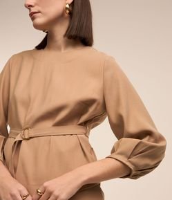 Blusa Alfaiatada com Cinto e Pregas nos Punhos