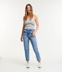 Calça Mom em Jeans com Pences e Puídos nos Bolsos