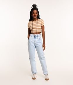 Calça Mom em Jeans com Pences e Puídos nos Bolsos
