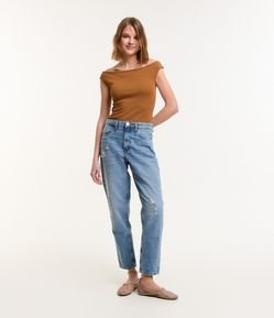 Calça Mom em Jeans com Bolsos e Puídos