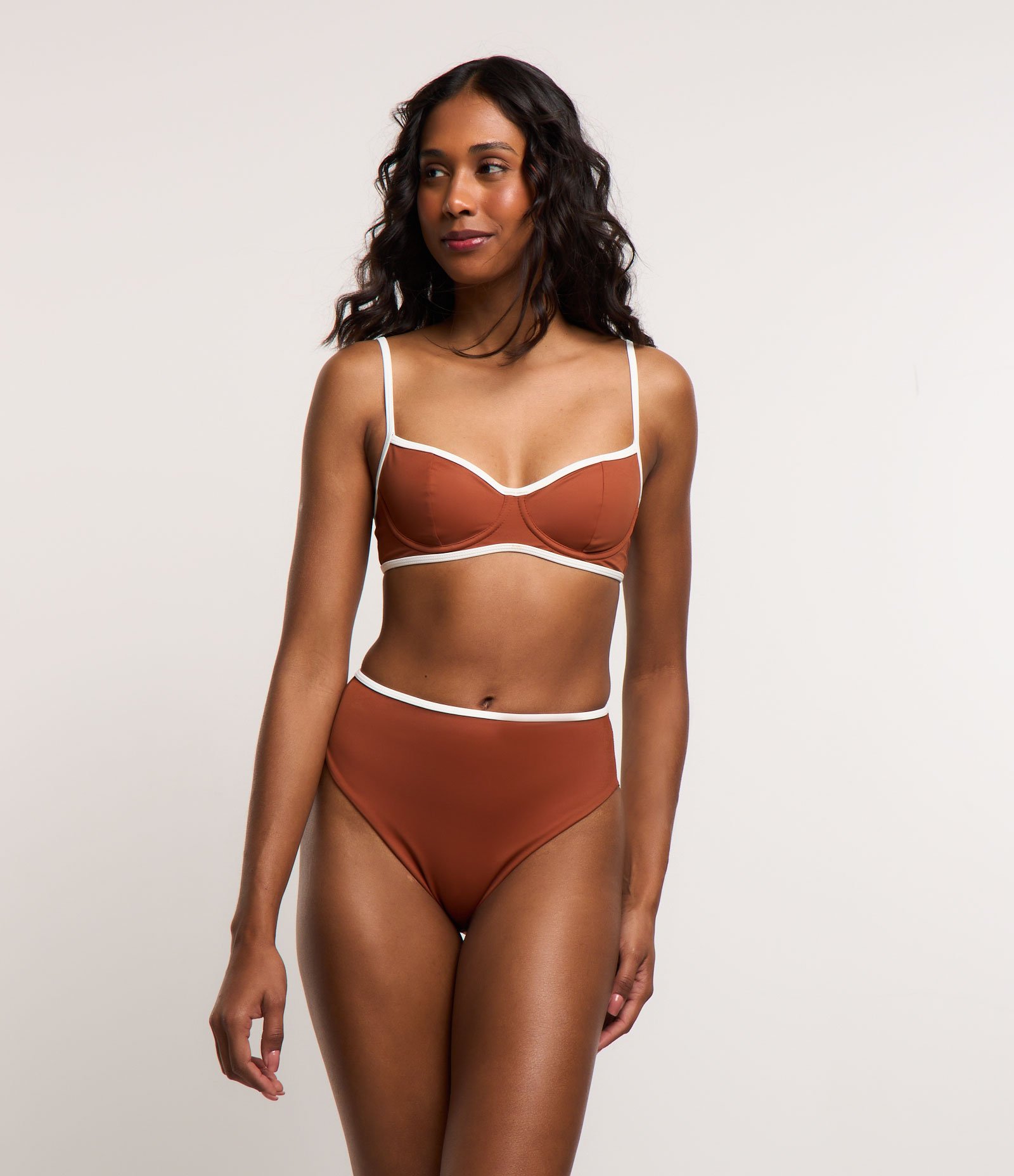 Biquíni Hot Pants Asa Delta Empina Bumbum com Viés Contrastante Marrom 2