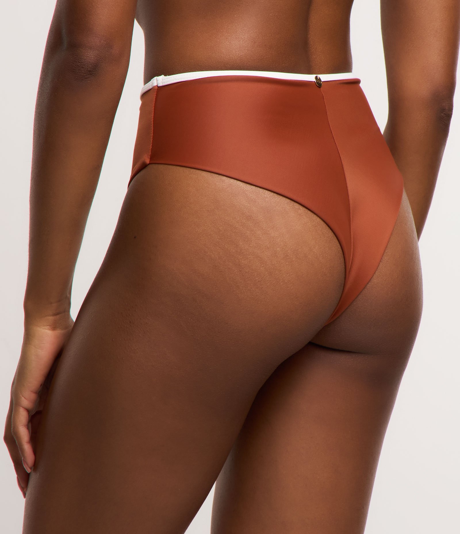 Biquíni Hot Pants Asa Delta Empina Bumbum com Viés Contrastante Marrom 3