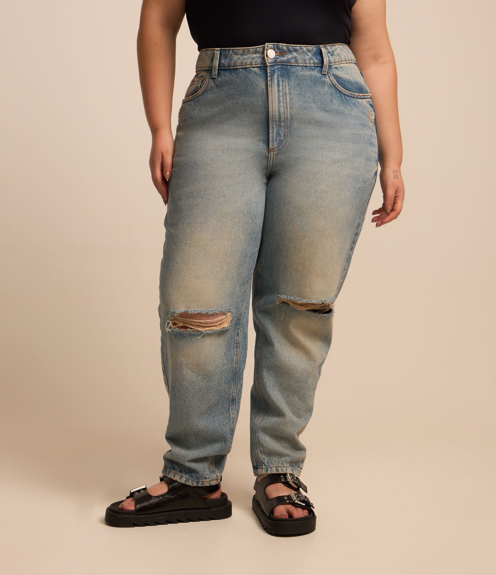 Calça Mom Jeans com Rasgos e Lavagem Dirty Curve & Plus Size Azul 2