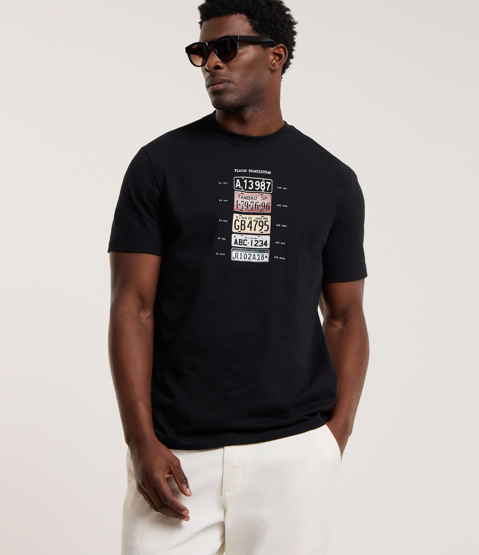 Camiseta em Algodão com Estampa Placas de Carro Preto 1