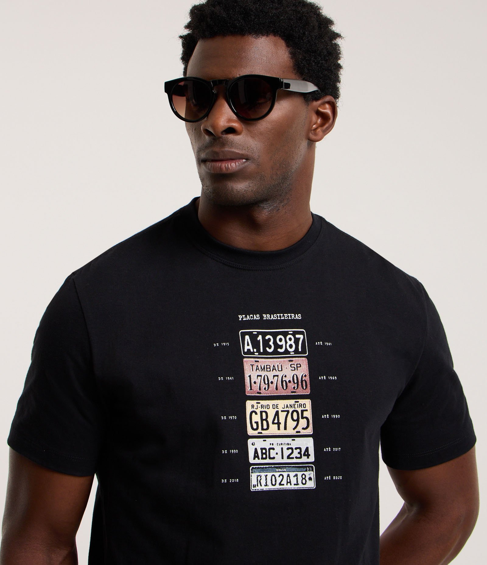Camiseta em Algodão com Estampa Placas de Carro Preto 3