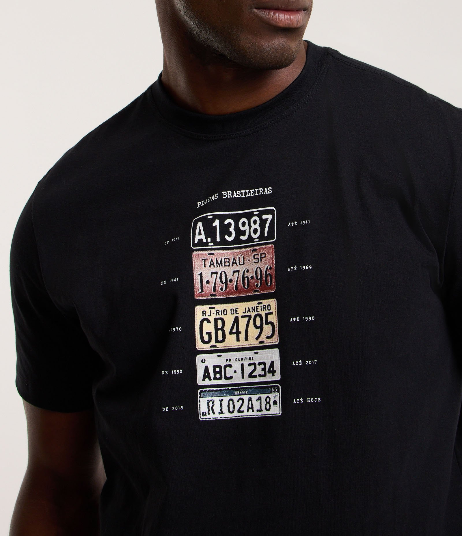 Camiseta em Algodão com Estampa Placas de Carro Preto 4
