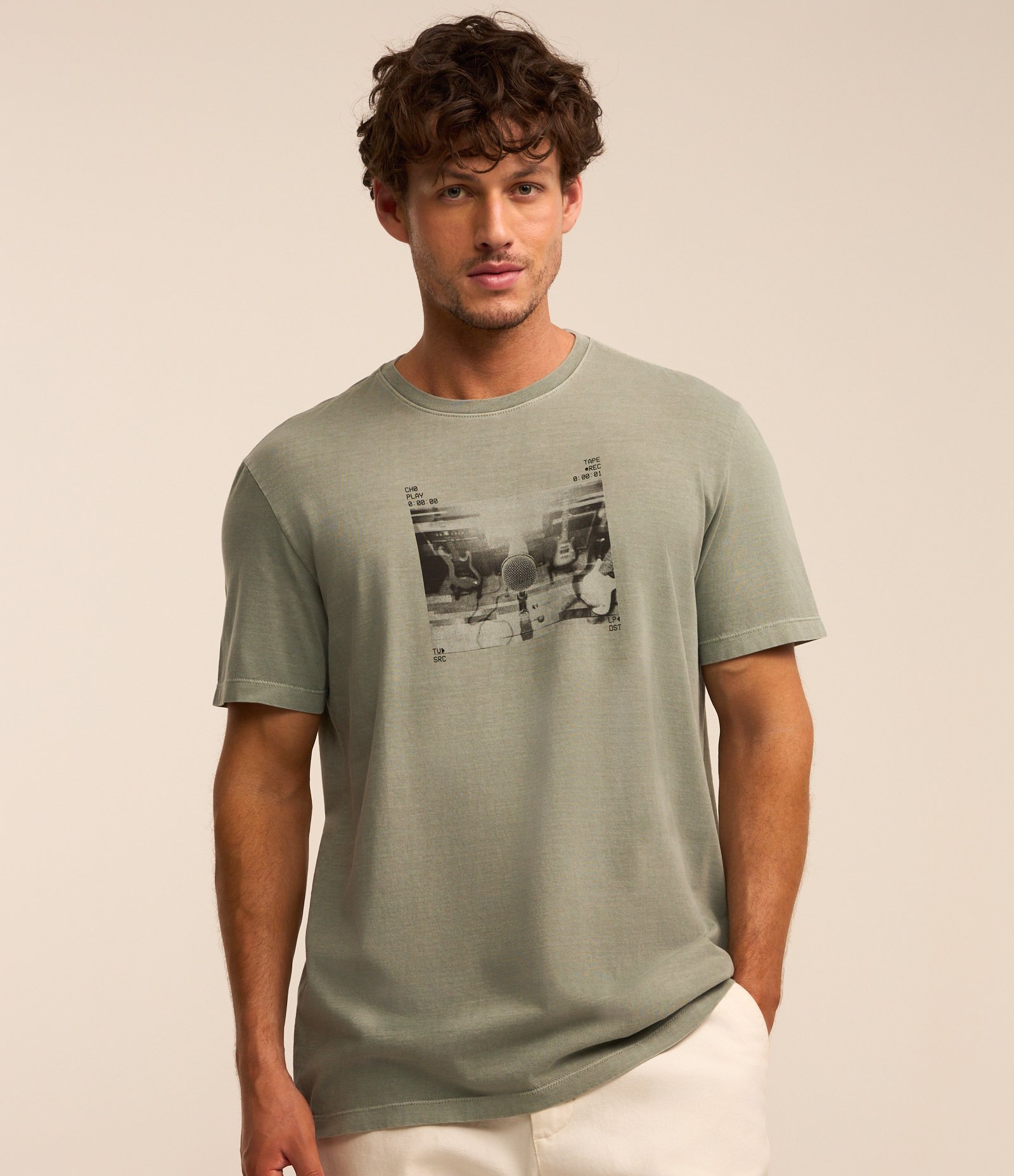 Camiseta Comfort com Estampa de Estúdio Musical Verde 1