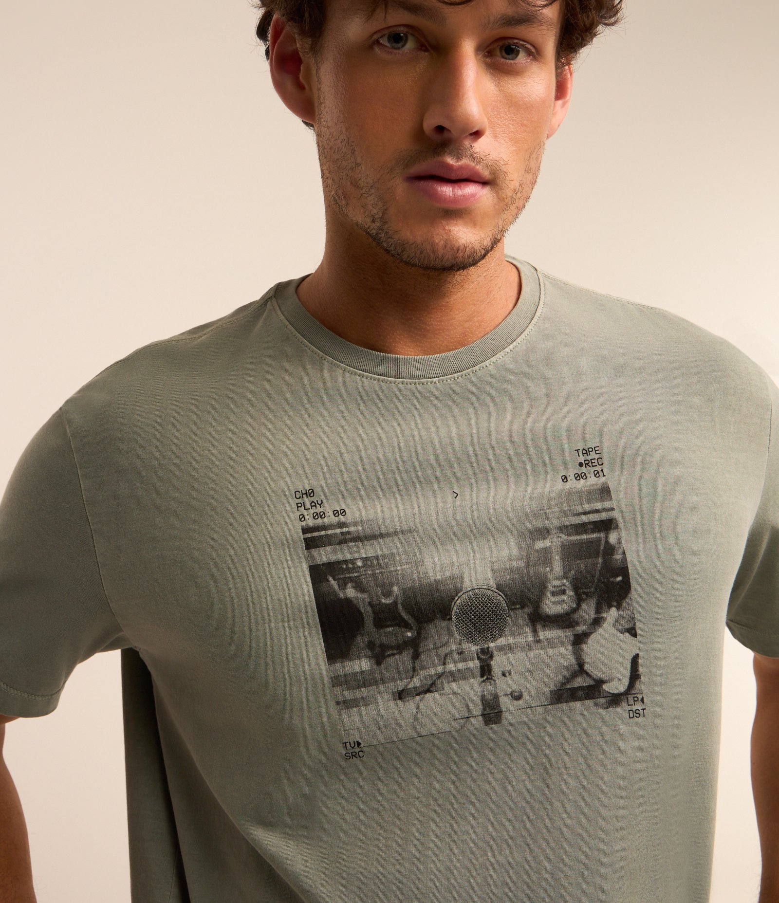 Camiseta Comfort com Estampa de Estúdio Musical Verde 4