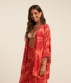 Kimono em Viscose com Estampa de Folhas e Aplicações em Madeira