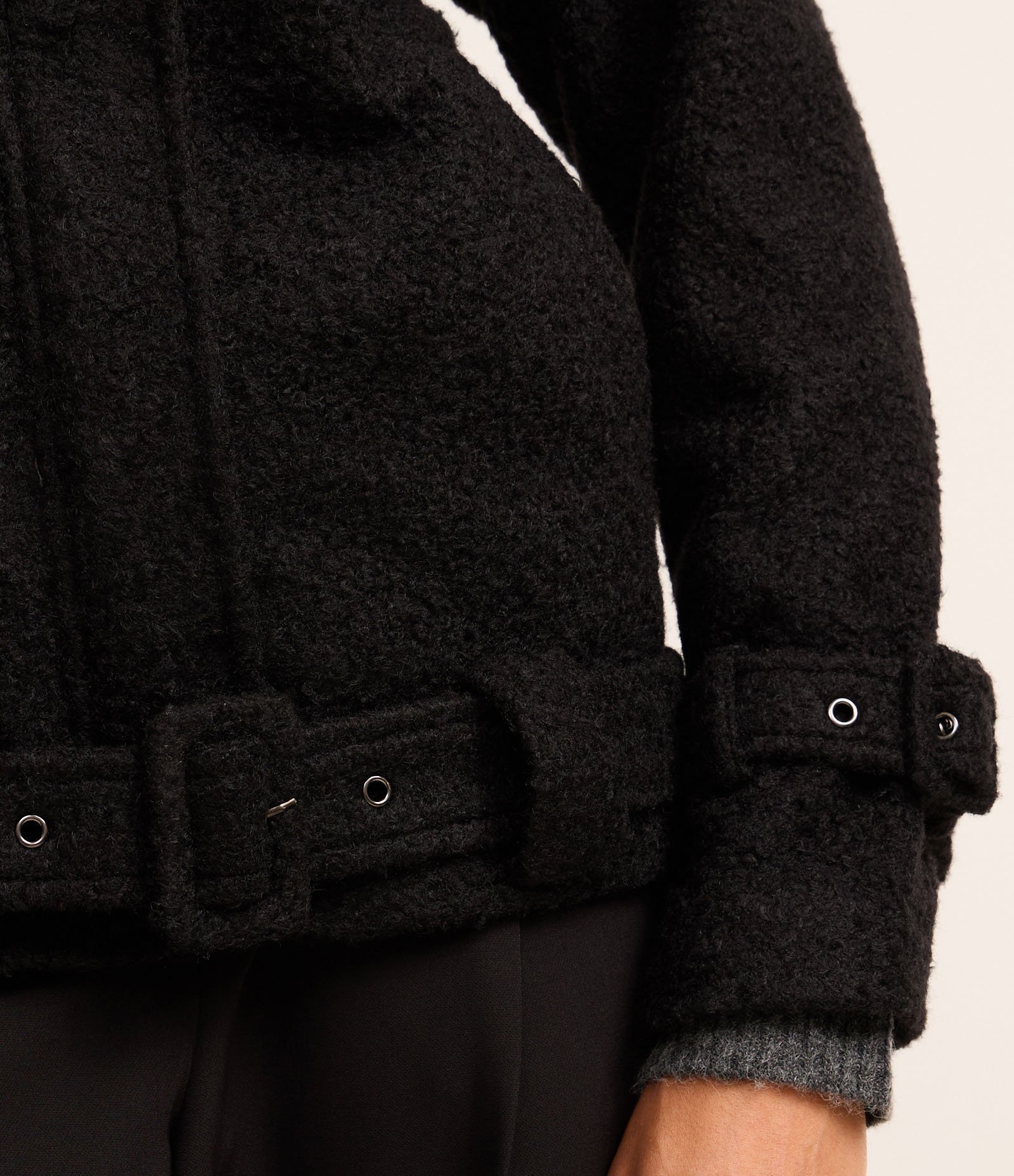 Jaqueta  em Bouclé com Fivela no Punho e Barra Preto 4