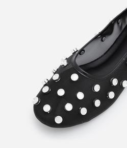 Sapatilha em Tela com Spikes Aplicados