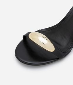 Sandália com Salto Bloco e Detalhe Metálico Bold