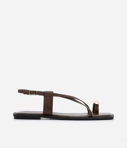 Sandália Rasteira em PU com Dedeira e Aviamento Bold