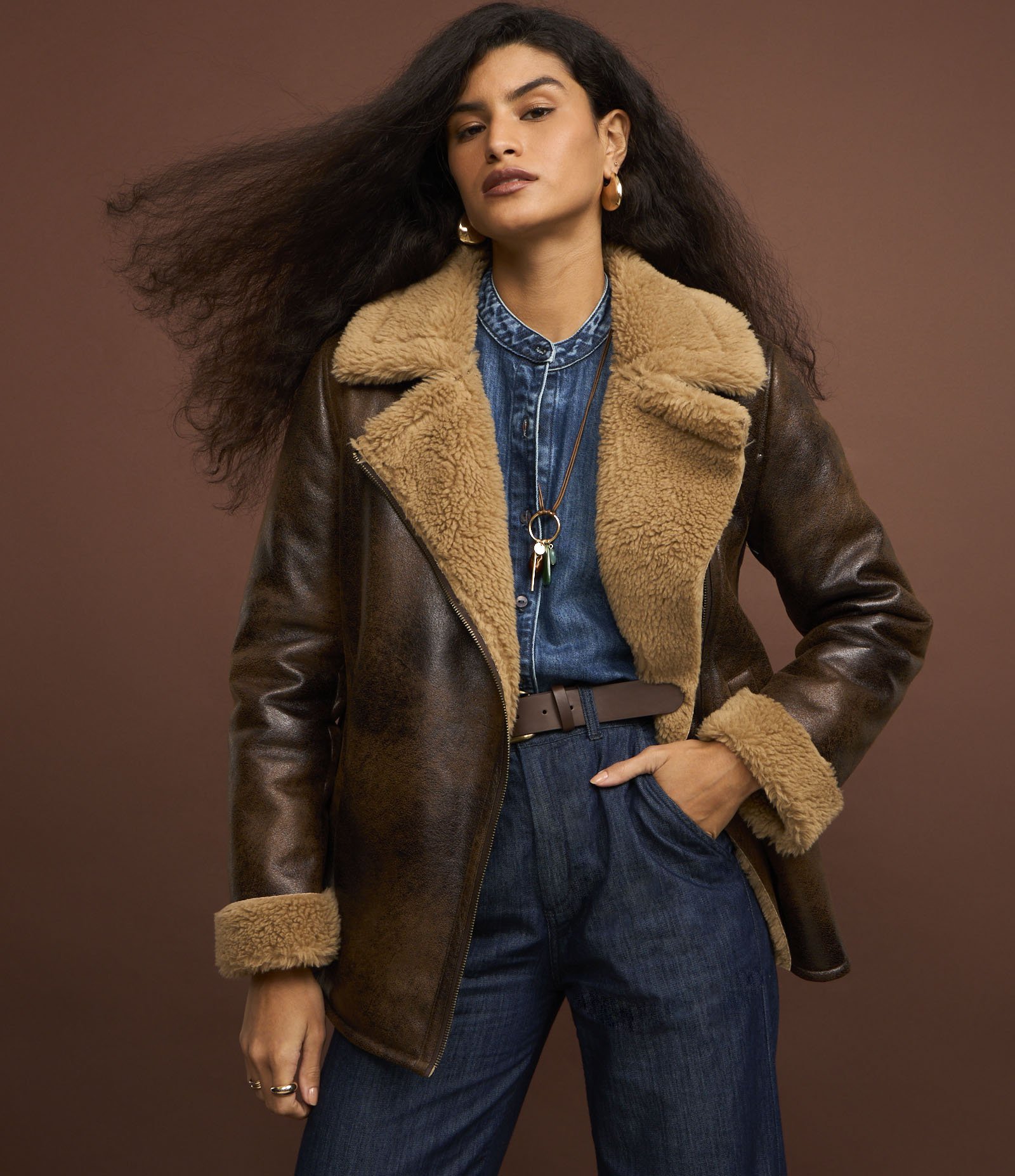 Jaqueta Alongada em PU com Pelo no Forro e Gola Marrom 5