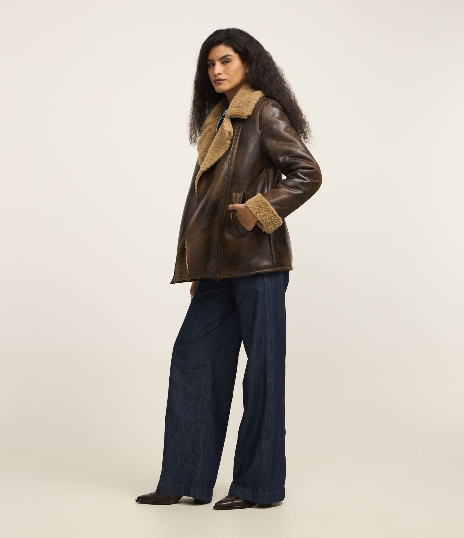 Jaqueta Alongada em PU com Pelo no Forro e Gola Marrom 6