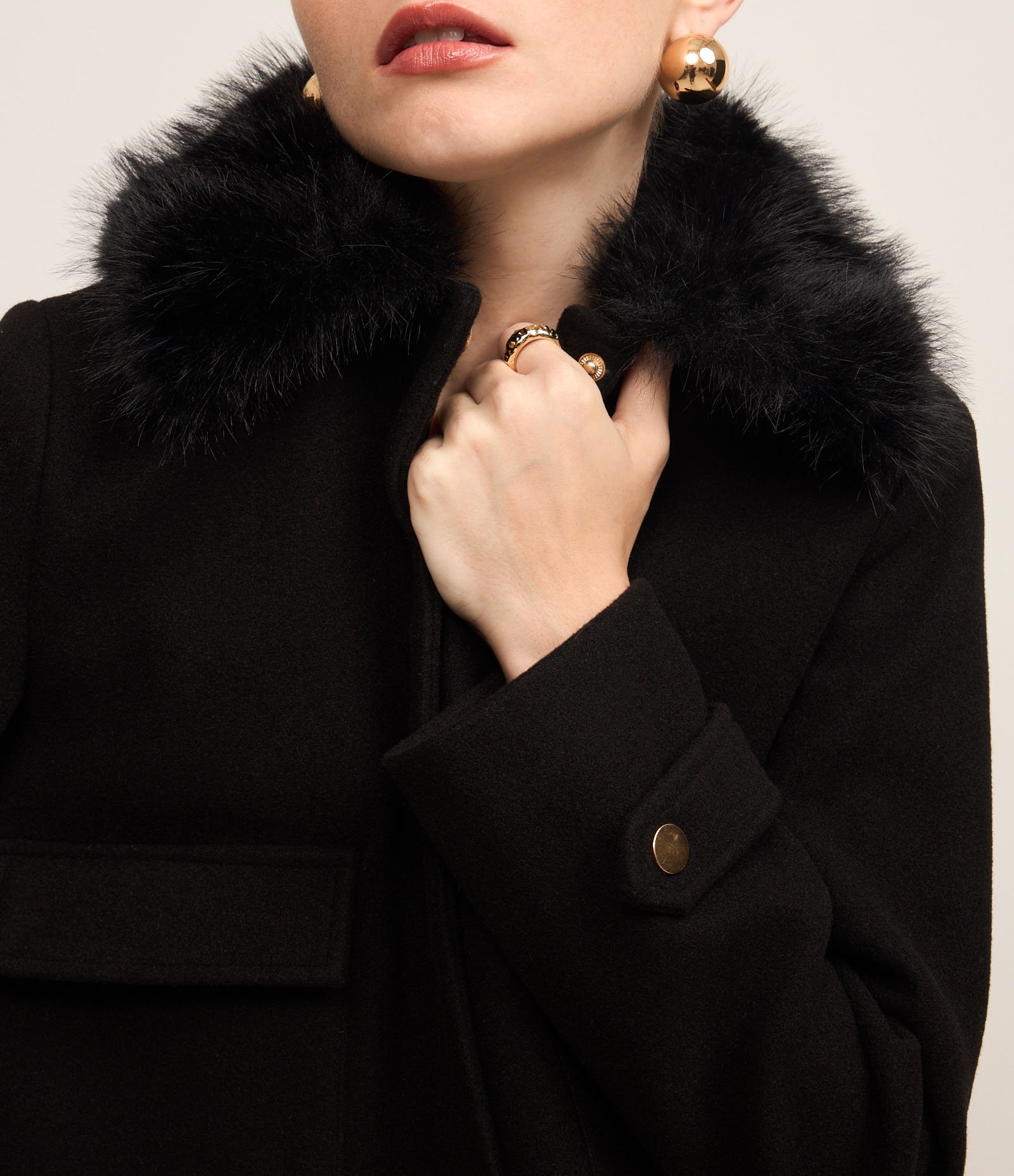 Casaco em Polivelour com Pelos na Gola e Bolsos Cargo Preto 3