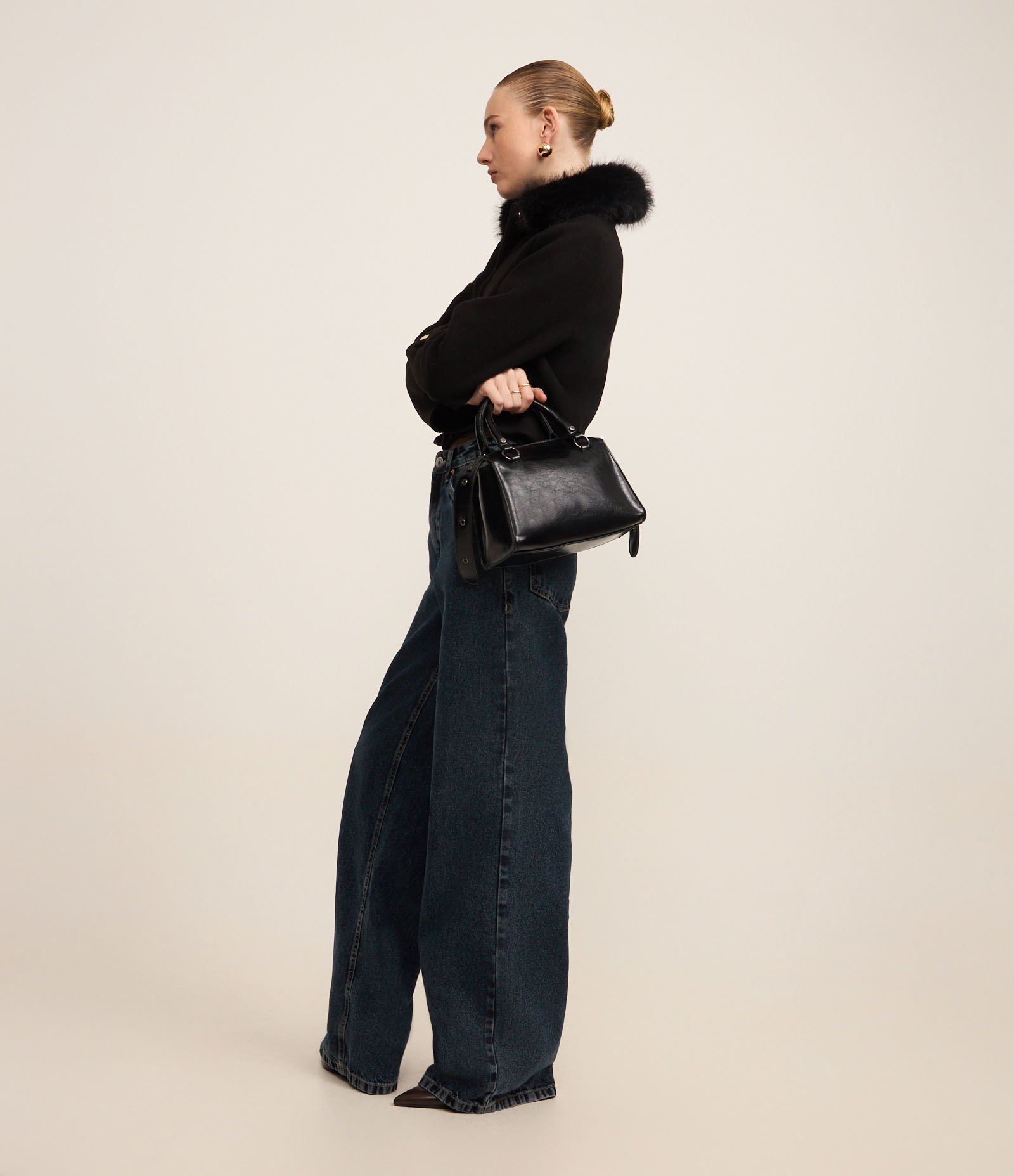 Casaco em Polivelour com Pelos na Gola e Bolsos Cargo Preto 4