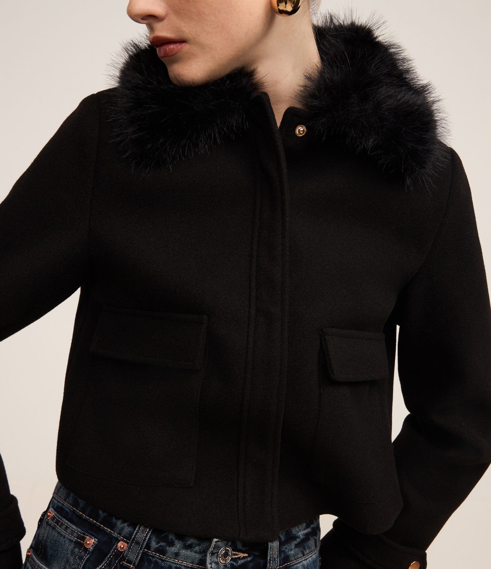 Casaco em Polivelour com Pelos na Gola e Bolsos Cargo Preto 5