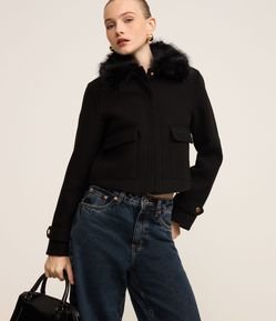 Casaco em Polivelour com Pelos na Gola e Bolsos Cargo