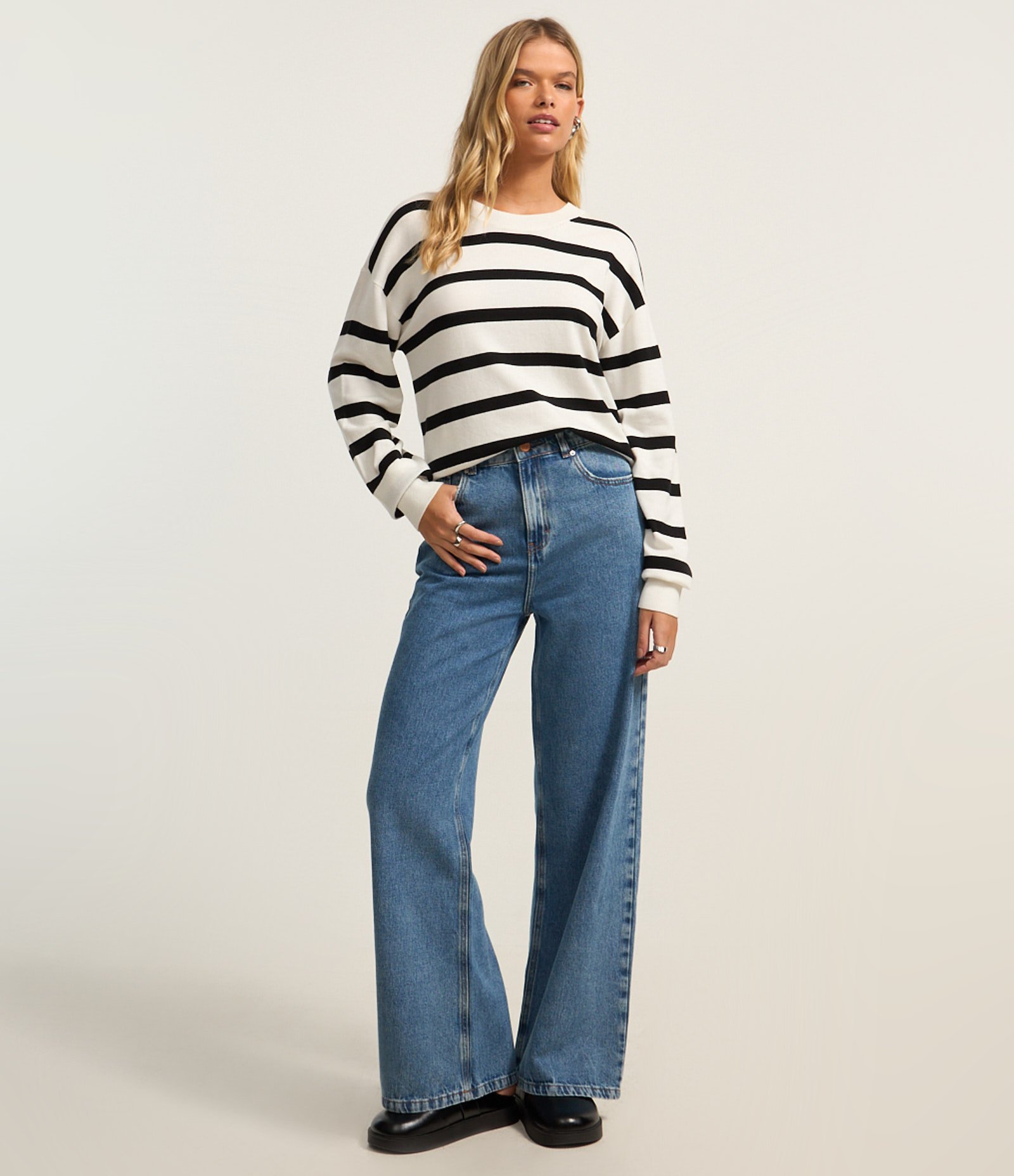 Suéter Boxy Básico em Tricô com Listras Branco/Preto 2