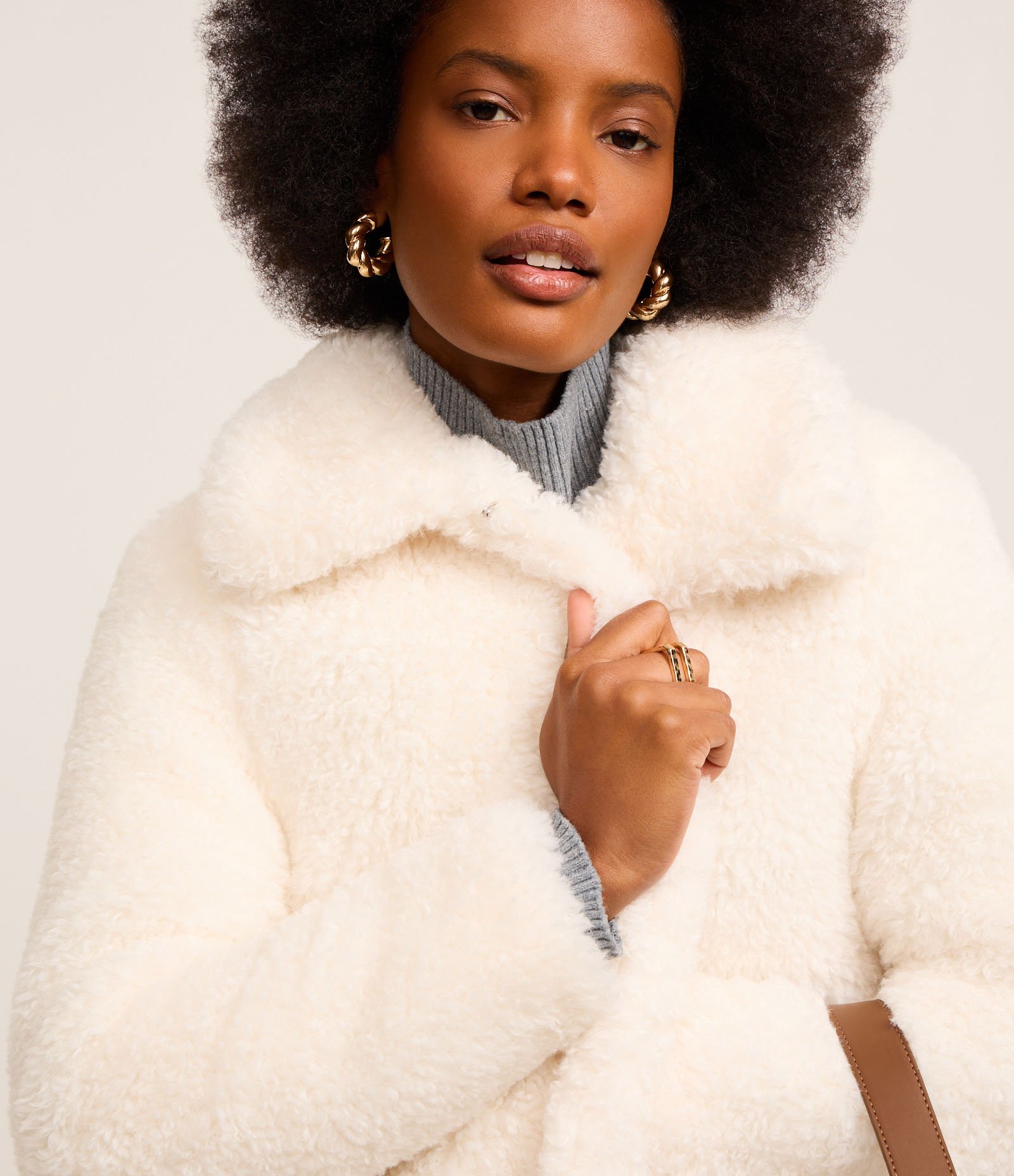 Casaco Alongado com Pelos e Lapela na Gola Off White 3