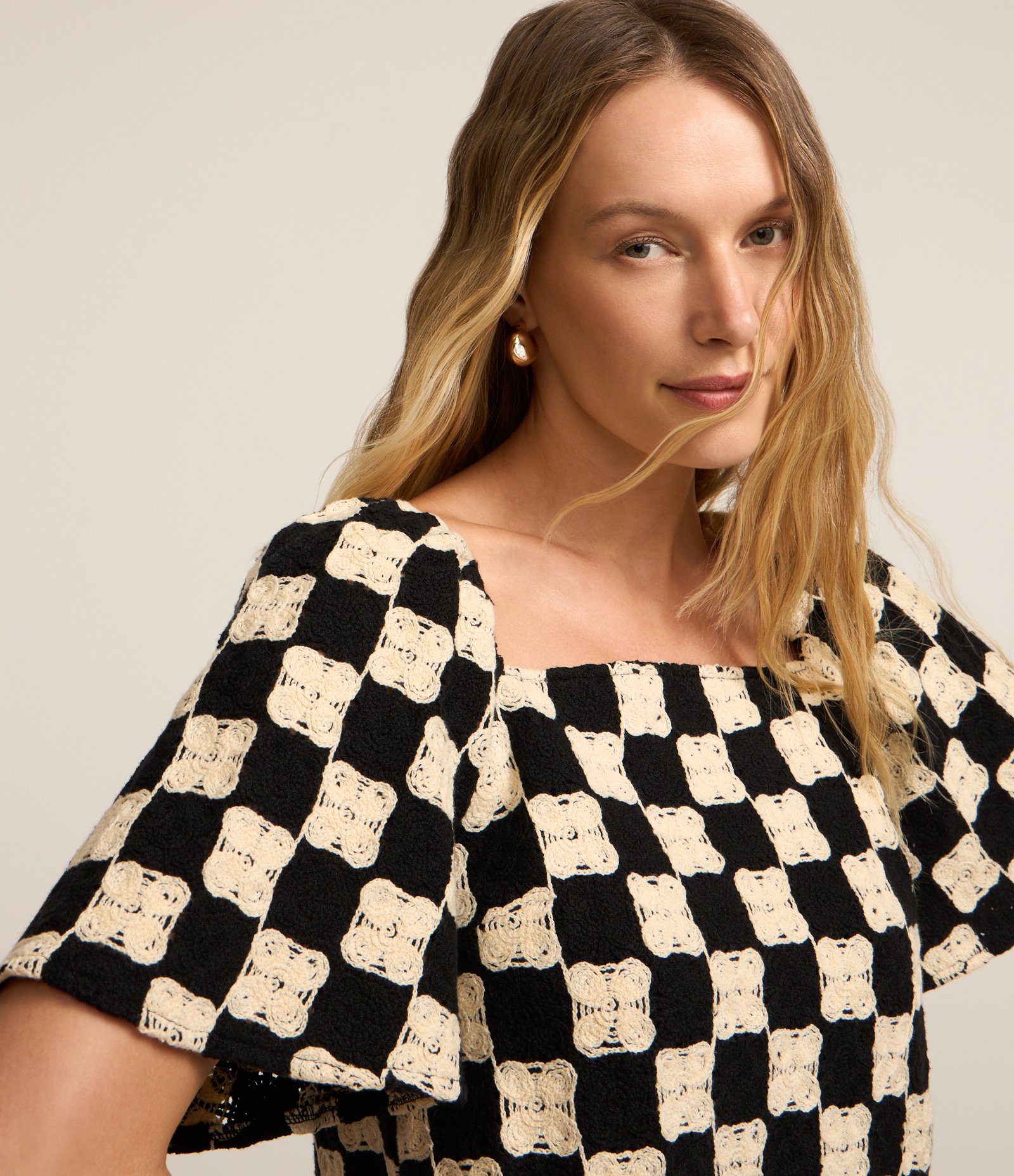 Blusa em Algodão com Efeito Crochê Xadrez Preto/Branco 4