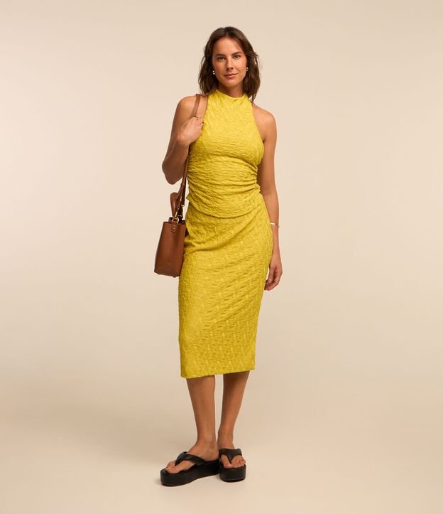 Blusa Frente Única em Tecido Texturizado com Fechamento no Pescoço