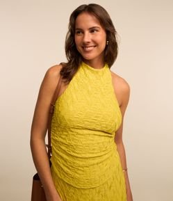 Blusa Frente Única em Tecido Texturizado com Fechamento no Pescoço