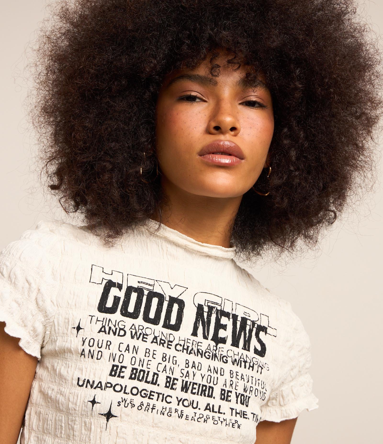 Blusa Cropped Texturizada com Estampa Good News Branco 3