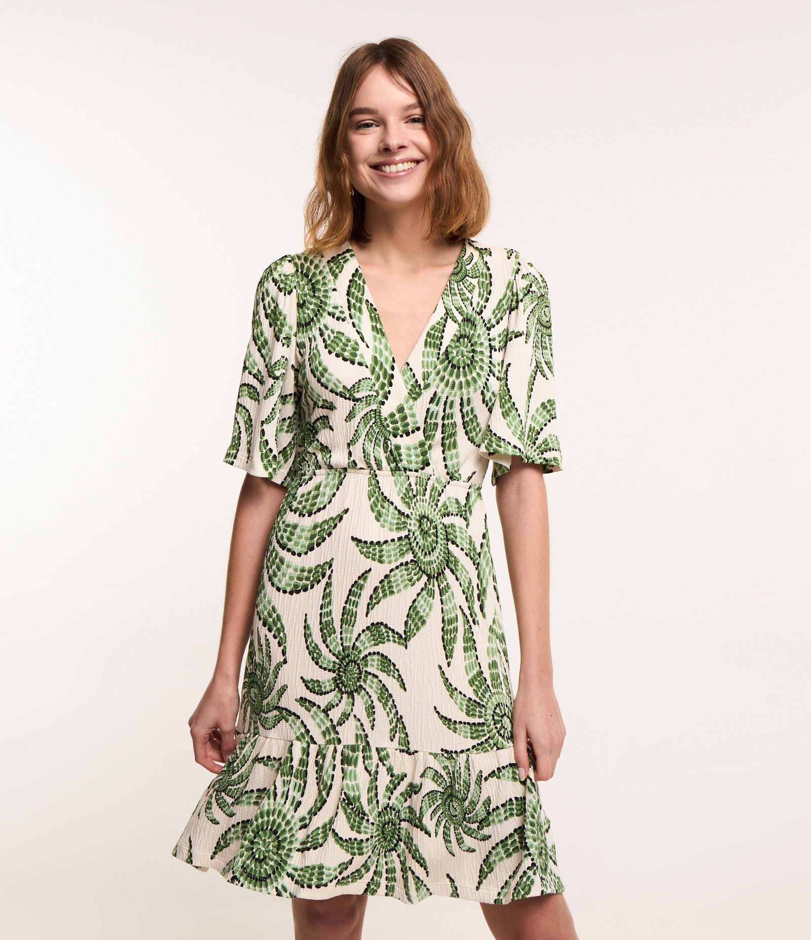 Vestido Curto em Viscose Texturizado com Estampa Floral Branco/Verde 1