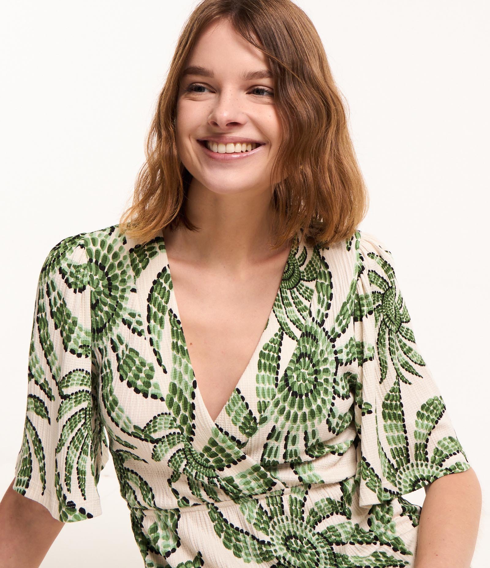 Vestido Curto em Viscose Texturizado com Estampa Floral Branco/Verde 3