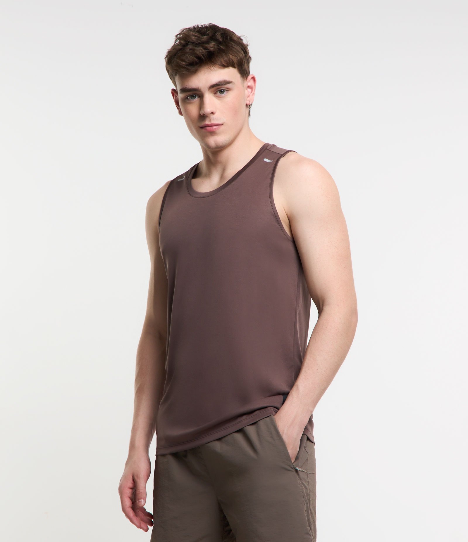 Regata Esportiva Básica com Detalhe Refletivo e Etiqueta na Barra Marrom 1