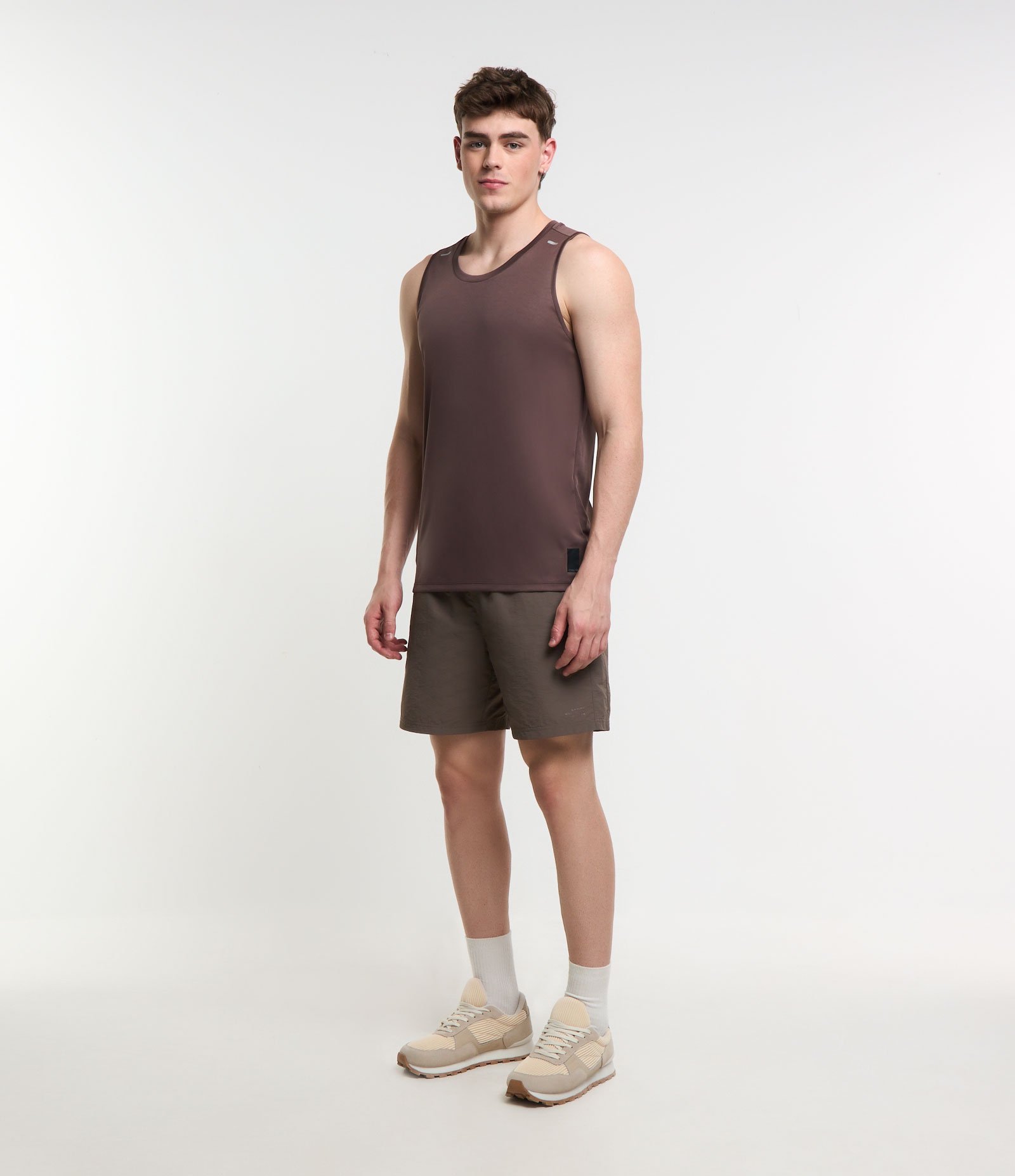 Regata Esportiva Básica com Detalhe Refletivo e Etiqueta na Barra Marrom 2