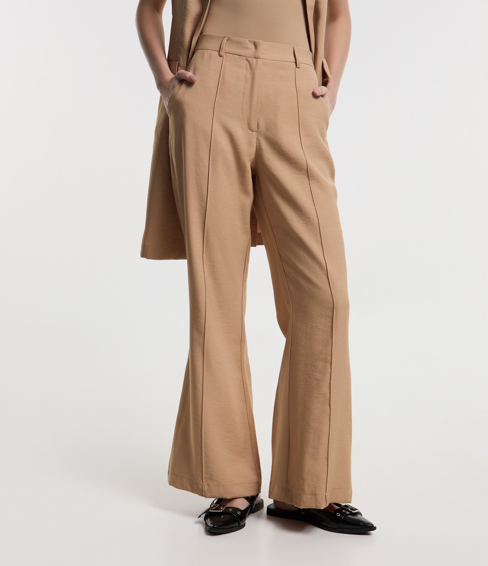 Calça Reta Alfaiatada com Pregas Bege 1