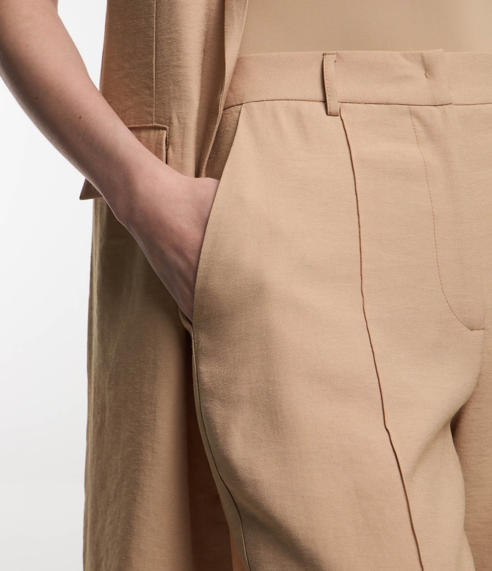 Calça Reta Alfaiatada com Pregas Bege 4