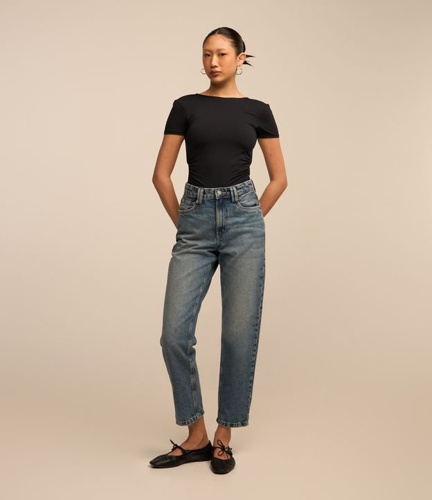 Calça Mom em Jeans com Lateral Deslocada e Passantes Duplos
